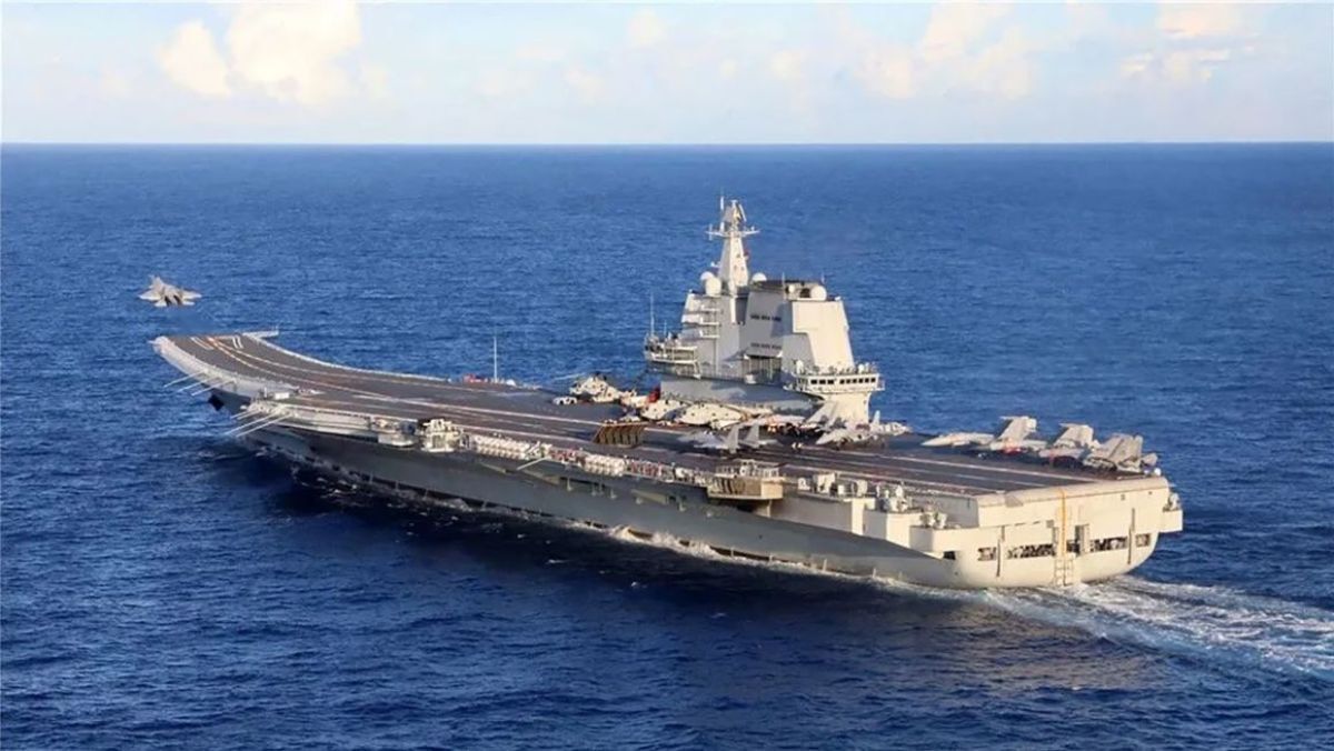 訓練中に艦載戦闘機を発艦させる中国海軍の空母「山東」