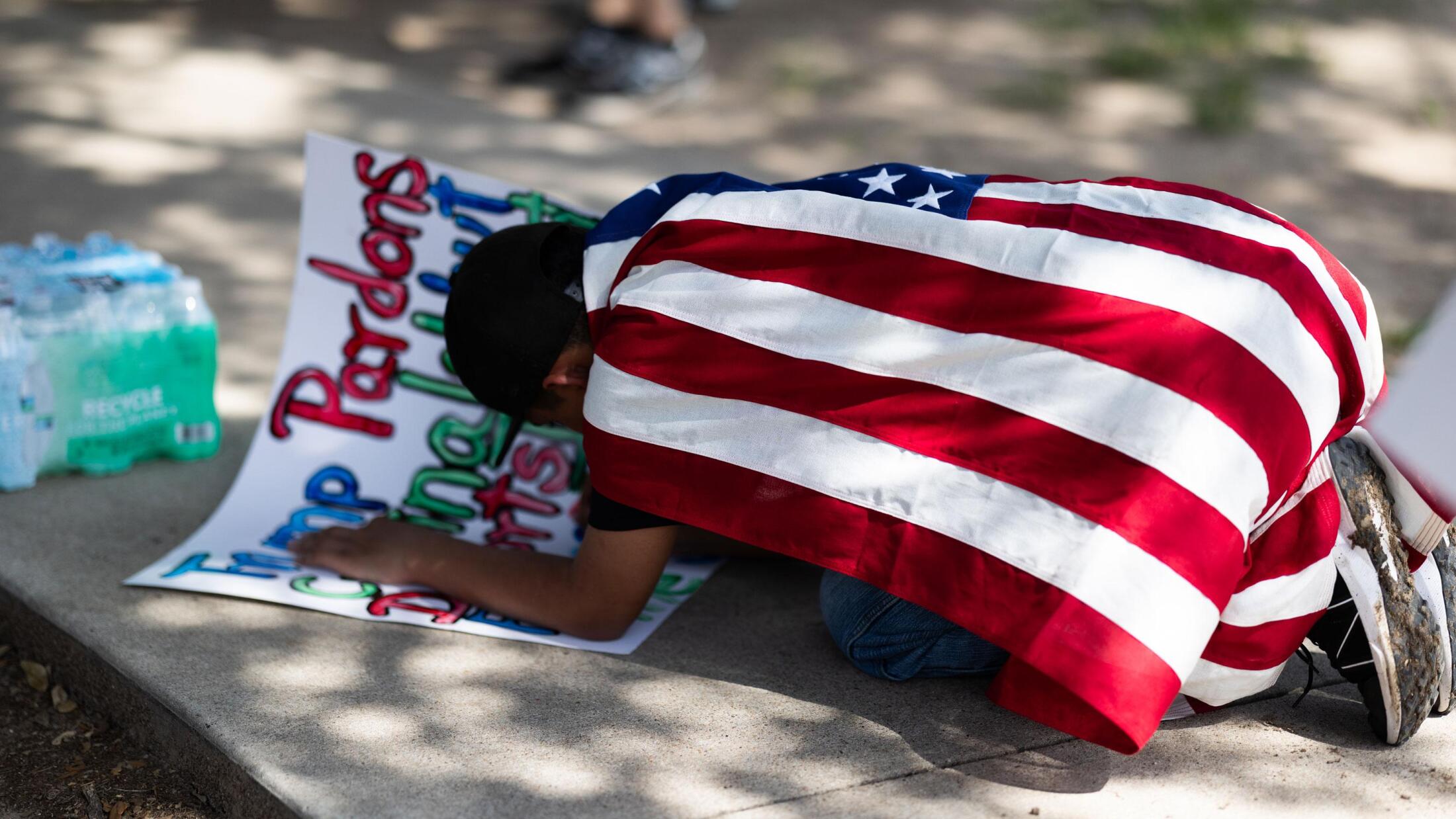 米国のトランプ政権による強硬な移民政策に抗議するデモ参加者たちの様子