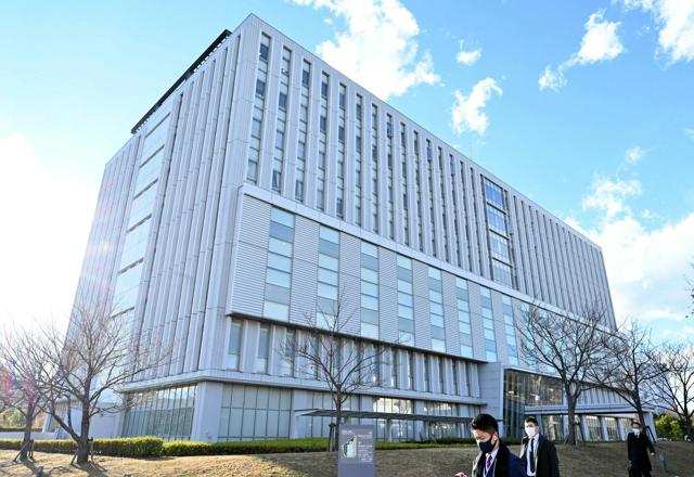 眠っている男性6人にわいせつ、元府中市議に実刑判決　地裁立川支部