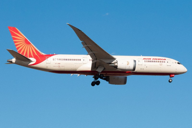 インド、アーメダバードの墜落現場に残る航空機の尾部