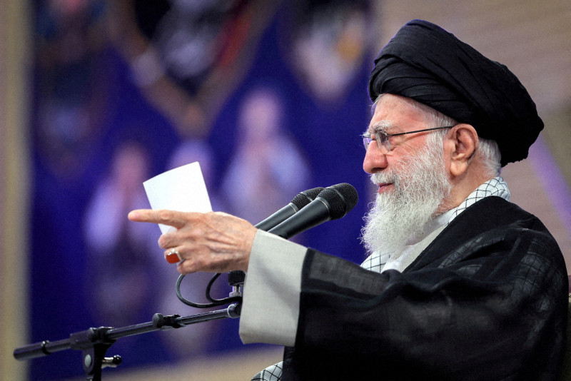 イスラエルや米国との対立の中で演説するイラン最高指導者ハメネイ師。黒いターバンと白い顎髭が特徴的。