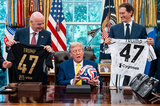 トランプ大統領とFIFAインファンティーノ会長がユベントス選手団の前でクラブワールドカップ公式ボールを持つ
