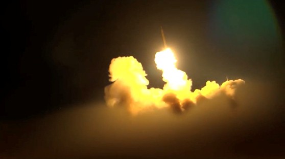 2025年6月18日に公開された、イスラエルに向けてミサイルを発射するイラン革命防衛隊の部隊