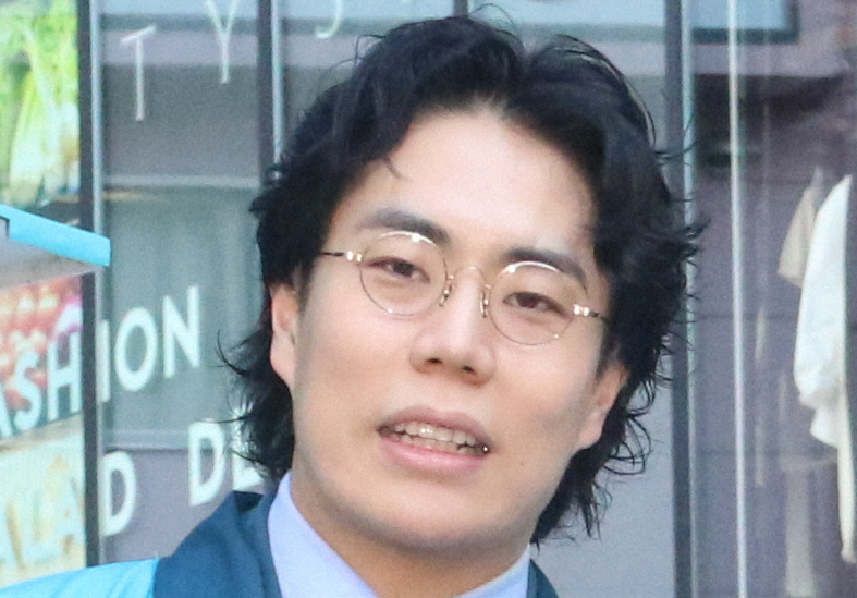お笑いコンビ「令和ロマン」の高比良くるま氏。テレビ番組『ラヴィット！』を欠席し話題に。