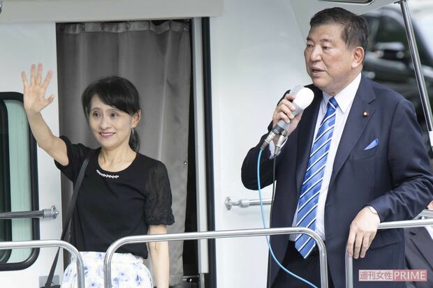G7サミット出発のため政府専用機に乗り込む石破茂首相と佳子夫人