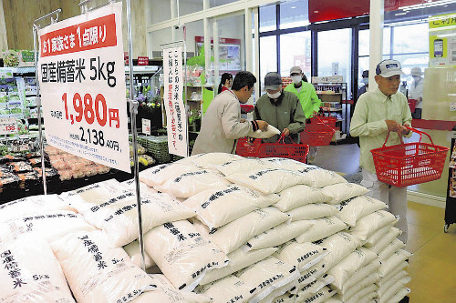 日本のスーパー店頭に並ぶ政府備蓄米 - コメ不足解消に向け流通
