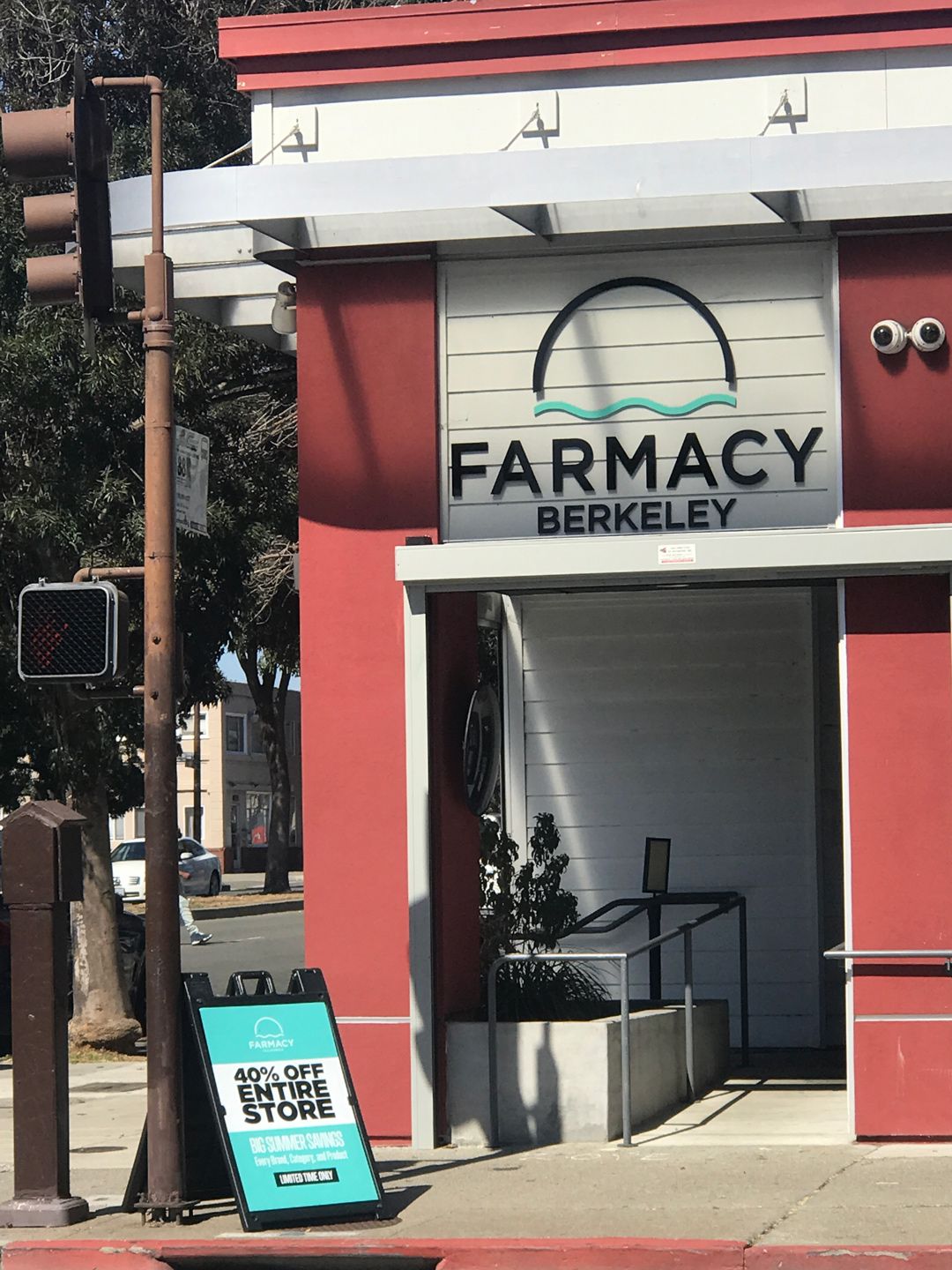 「ファーマシー」店舗入口（筆者撮影）