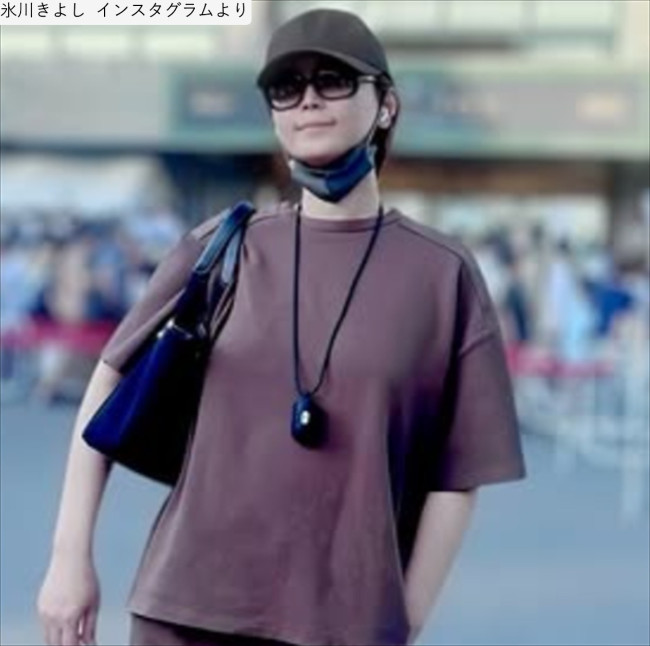 氷川きよしさんがインスタグラムで公開した武道館前での最新ショット。美脚が際立つショートパンツ姿。