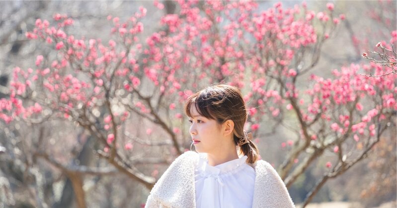 大学生活の一場面：青空の下、キャンパスを歩く東洋大学の学生たち