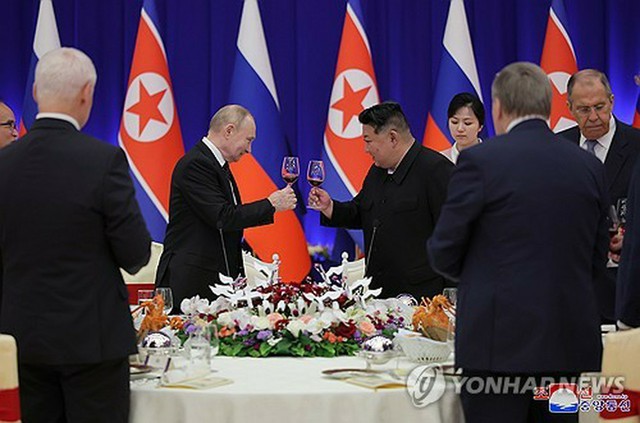 レアさ新品　朝露友好軍事同盟記念　金正恩とプーチンのマグカップ 金総書記がロシア外相と会談、ウクライナ紛争巡り全面支持表明