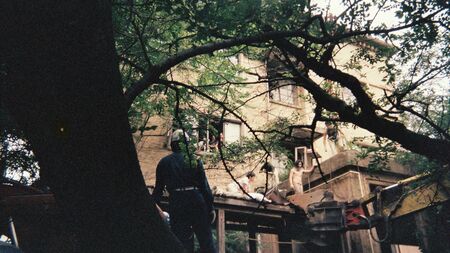 東大駒場キャンパス東側に位置していた、今はなき学生自治寮「駒場寮」の外観写真。老朽化が進んだ建物の様子がうかがえる。