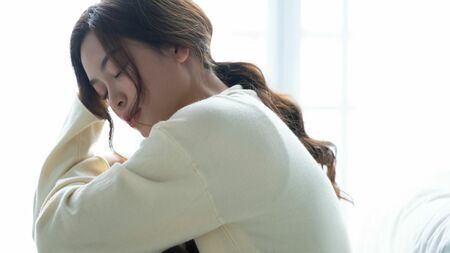 婚活における決断の難しさを感じている様子の人物イメージ。将来への不安や過去の経験が重くのしかかる場面