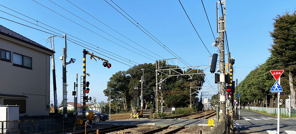 鉄道線路脇に立つ撮り鉄たち：危険な立ち入り行為や迷惑行為が問題に