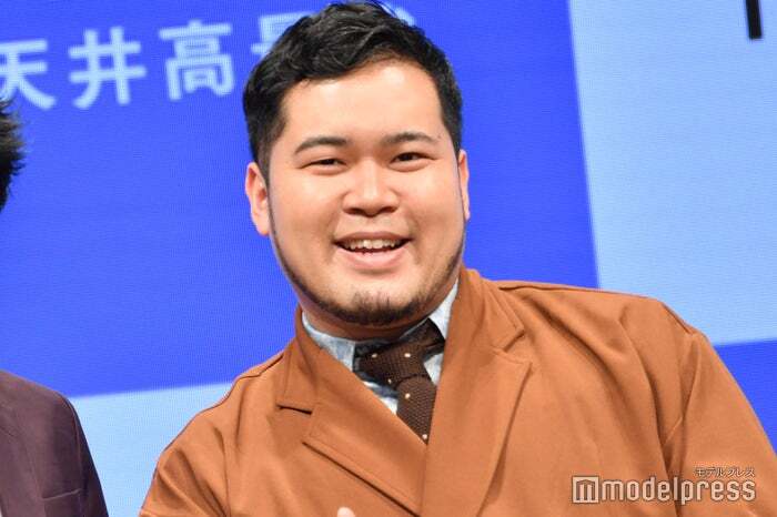 令和ロマンの高比良くるま（左）と松井ケムリ - スポニチ
