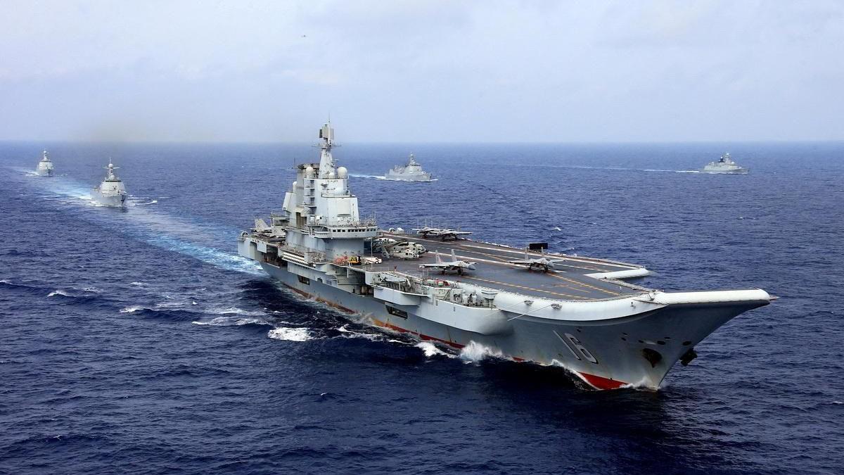 日本近海で活動確認された中国海軍空母「遼寧」（2018年撮影）