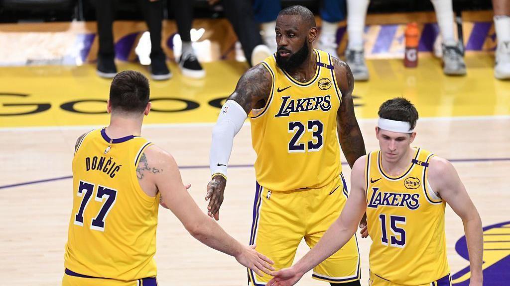 コート上のレブロン・ジェイムズ選手とロサンゼルス・レイカーズの選手たち