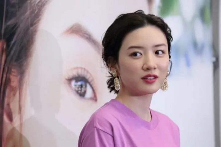 永野芽郁、ドラマ「キャスター」撮影終了後にリラックスした様子