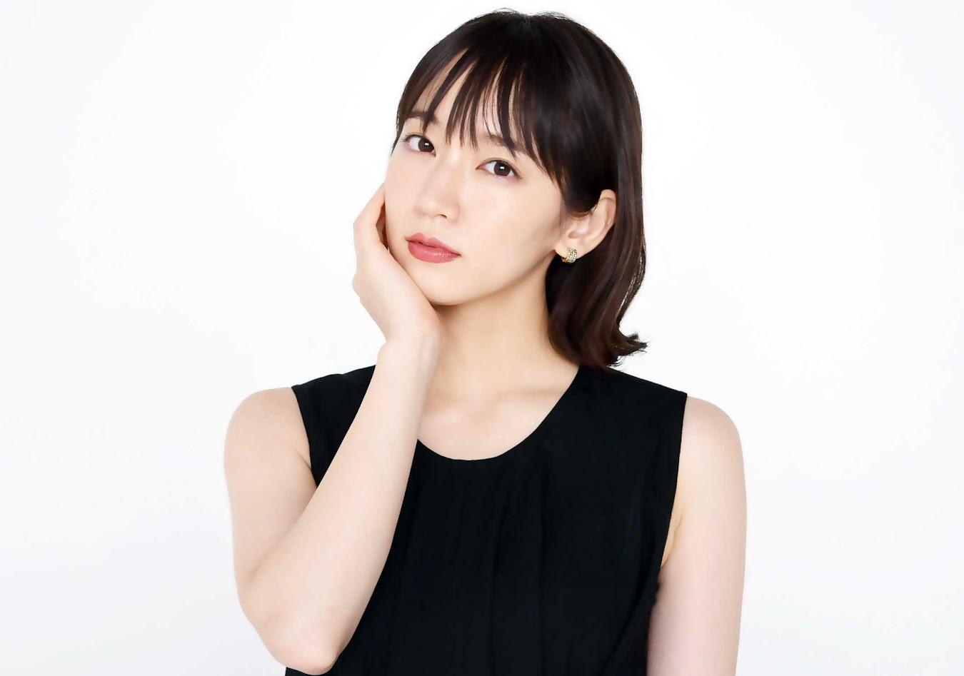 2025-25 秋冬新作  吉岡里帆＞人気ガールズグループの一員に？ ピースサインの その他