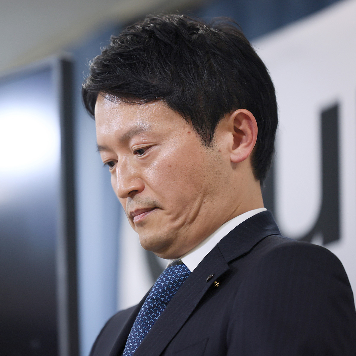 兵庫県知事 斎藤元彦氏、県政を巡る疑惑報道に対応する様子