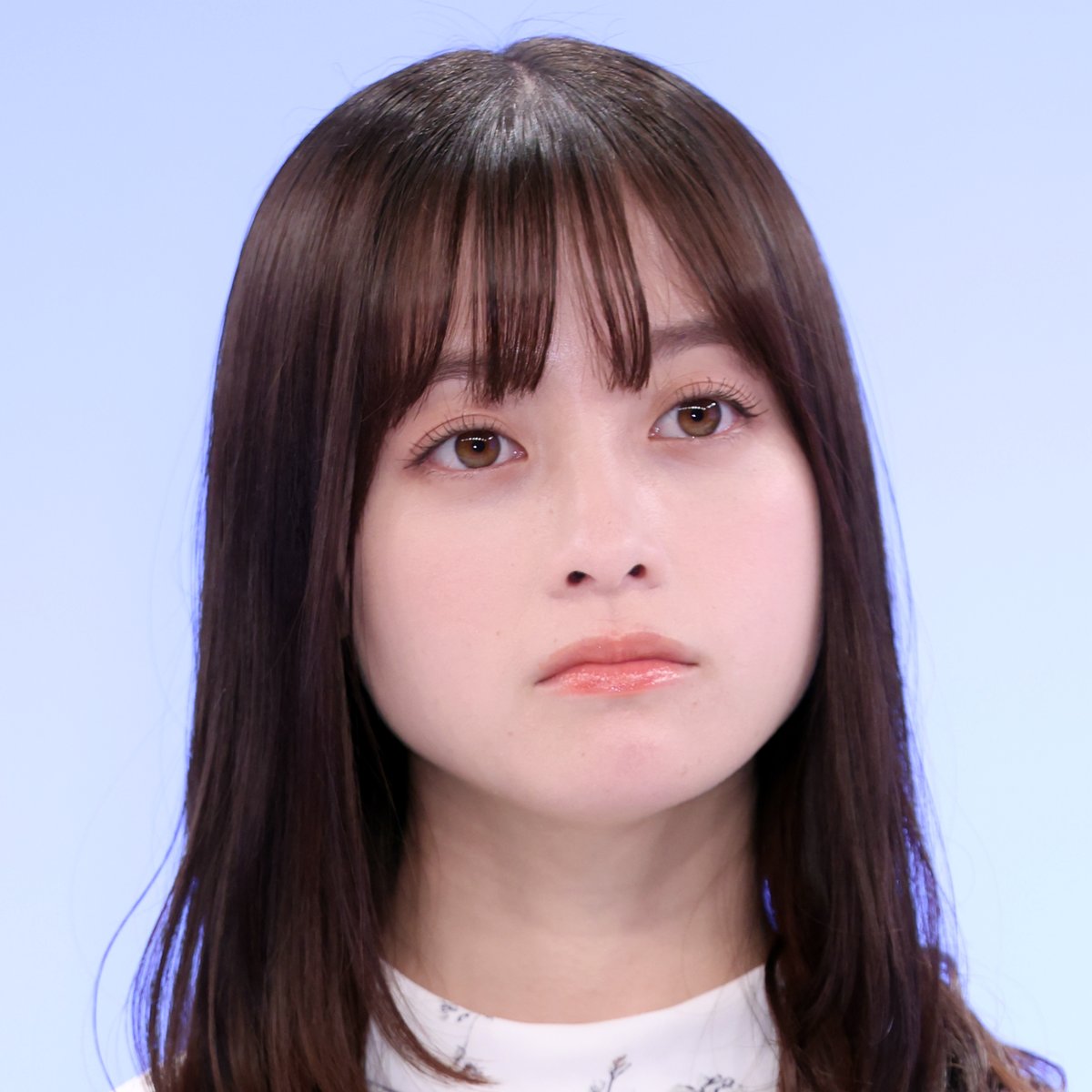 橋本環奈、恋人宅から愛犬を抱えて出る様子