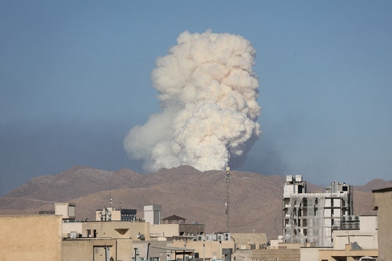 2025年6月18日、イスラエルの攻撃によりイランのテヘラン市内に上がる煙。イラン核施設への懸念が高まる状況を示す一コマ。
