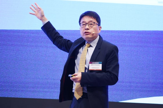 台湾今周刊の顧問であり半導体産業専門家の林宏文氏。ソウルでのセミナーでサムスン電子の経営構造について語った