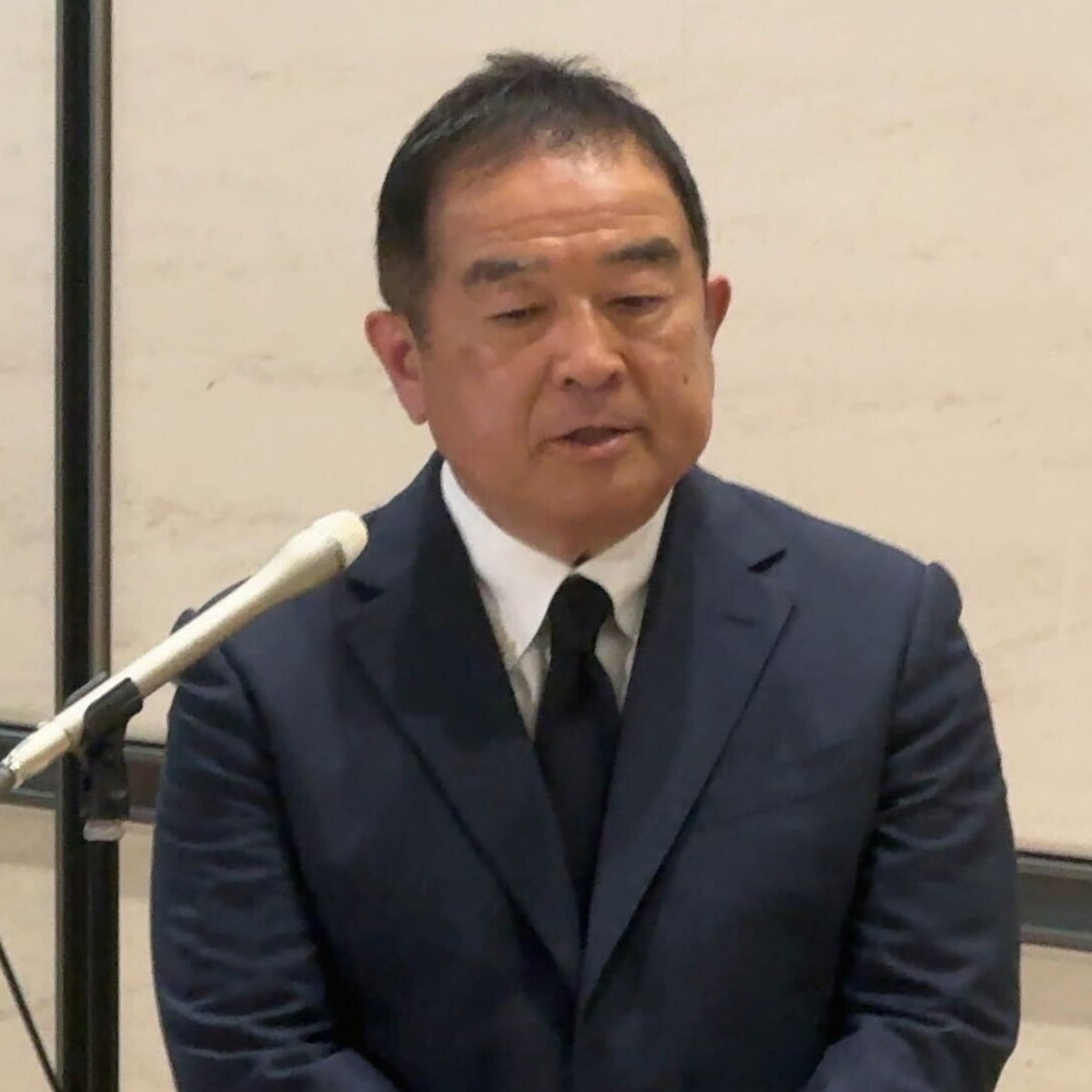 日本テレビ福田社長。国分太一氏の無期限活動休止に関する会見で、コンプライアンス違反の詳細説明を避けた姿勢に批判が集まる様子。