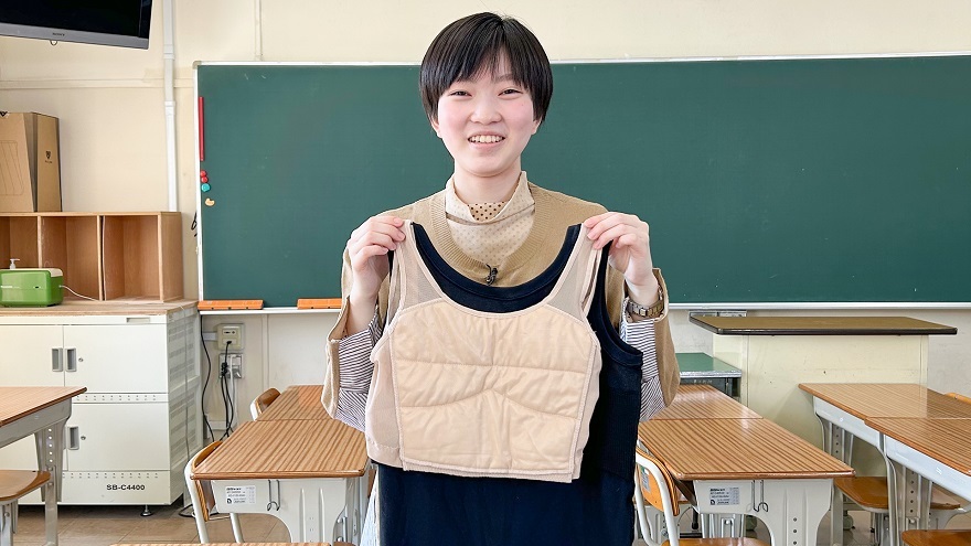「胸を平らに見せる下着」を開発した上田のぞみさんの肖像写真