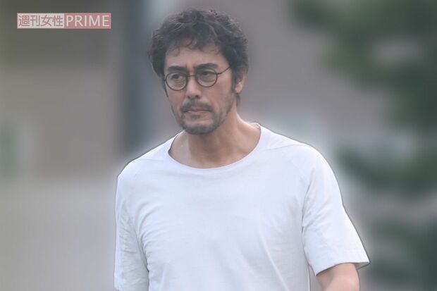 東京都内で目撃された白いTシャツ姿の阿部寛