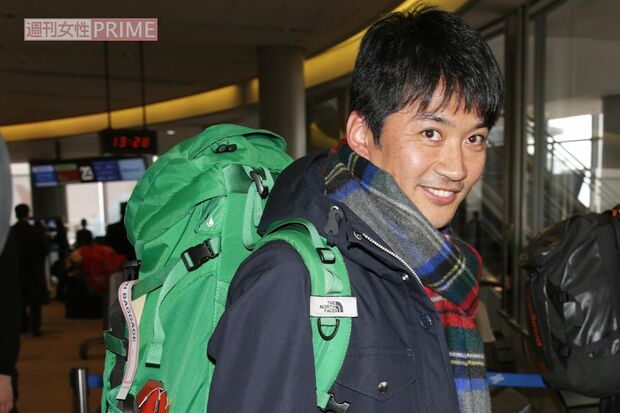 ソチ五輪取材に向かうTOKIO国分太一氏のモノクロ写真