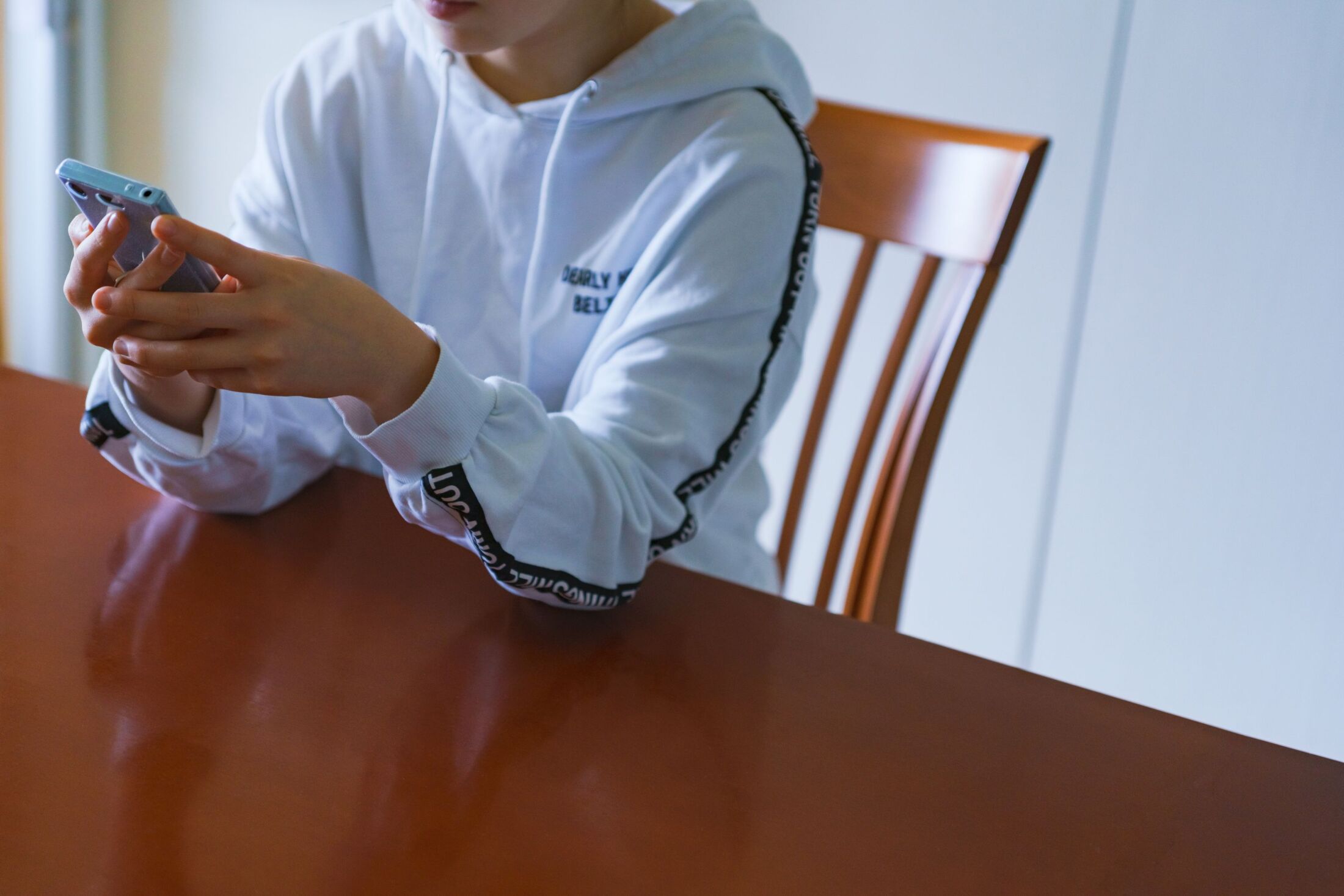 不登校の子どもの小さな良い点を見つける「黒字ノート」の取り組みを示すイメージ