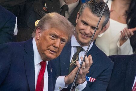 米陸軍250周年記念パレードに出席するドナルド・トランプ大統領