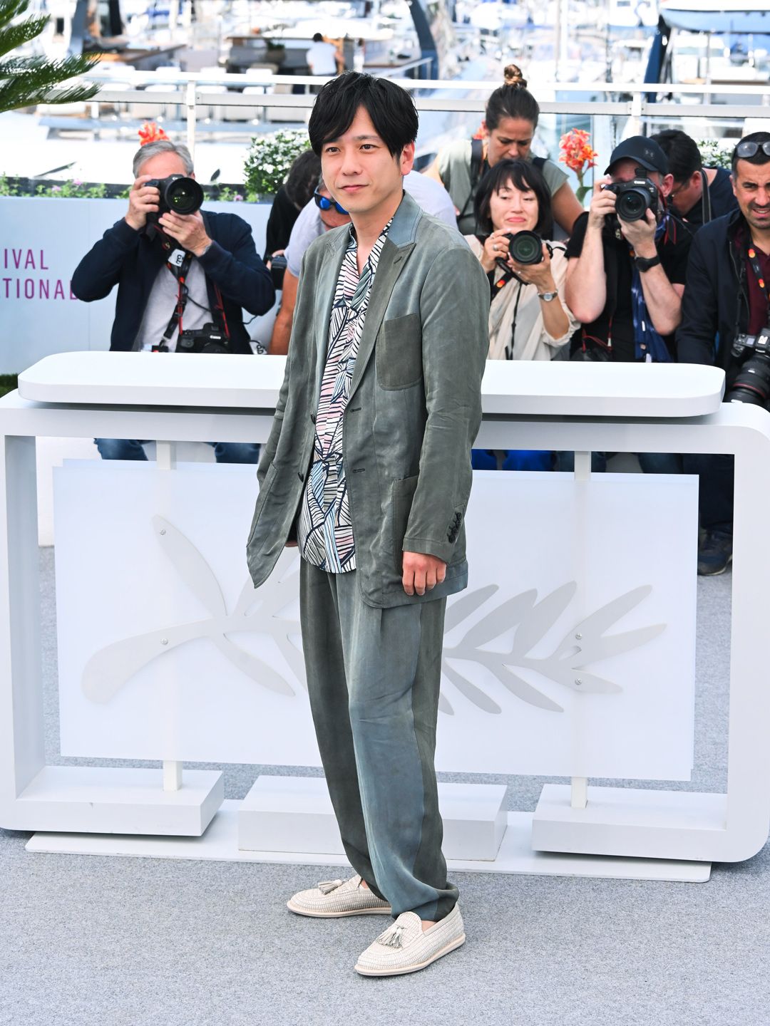 俳優・二宮和也氏、第78回カンヌ国際映画祭でのフォトコールにて。新書インタビューで語られた独立後の国際的な視点を象徴