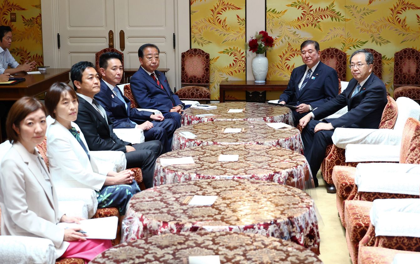 参院選を控え、物価高対策について党首会談で協議する石破首相（自民党）と野田代表（立憲民主党）ら国会議員