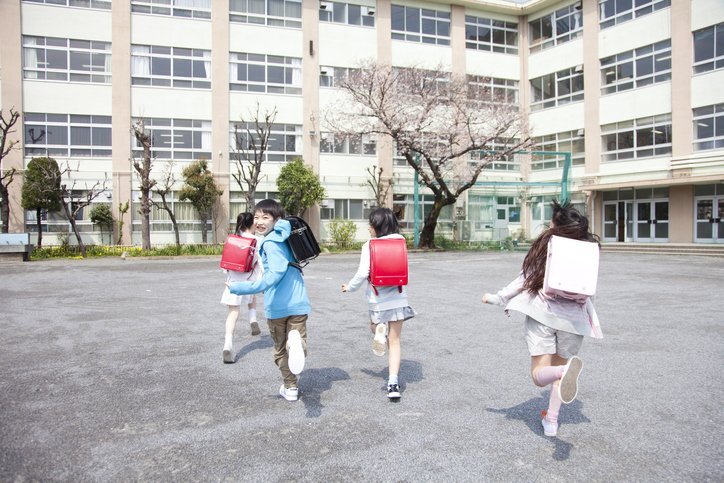 登校前の時間を安全な場所で過ごす小学生のイメージ写真