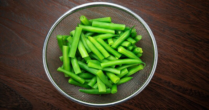 焼いて粉チーズをかけたシンプルながら絶品のさやいんげんの皿。