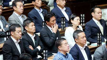 衆議院本会議で財務金融委員長の解任決議案可決後、応対する自民党の井林辰憲氏