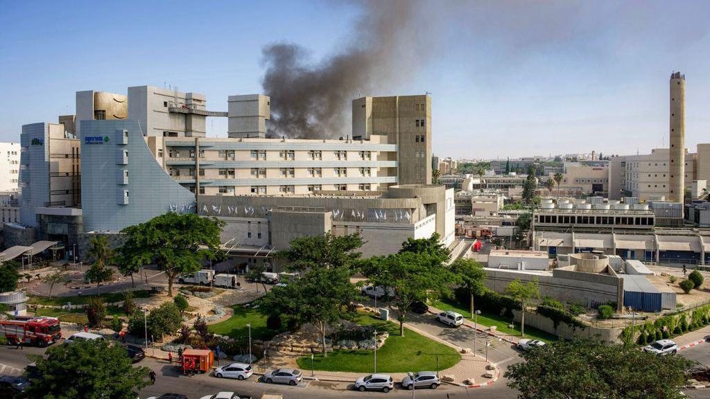 イランからのミサイル攻撃によるイスラエルのソロカ病院の被害状況を示す写真。建物の一部が破壊され、瓦礫が散乱している様子。