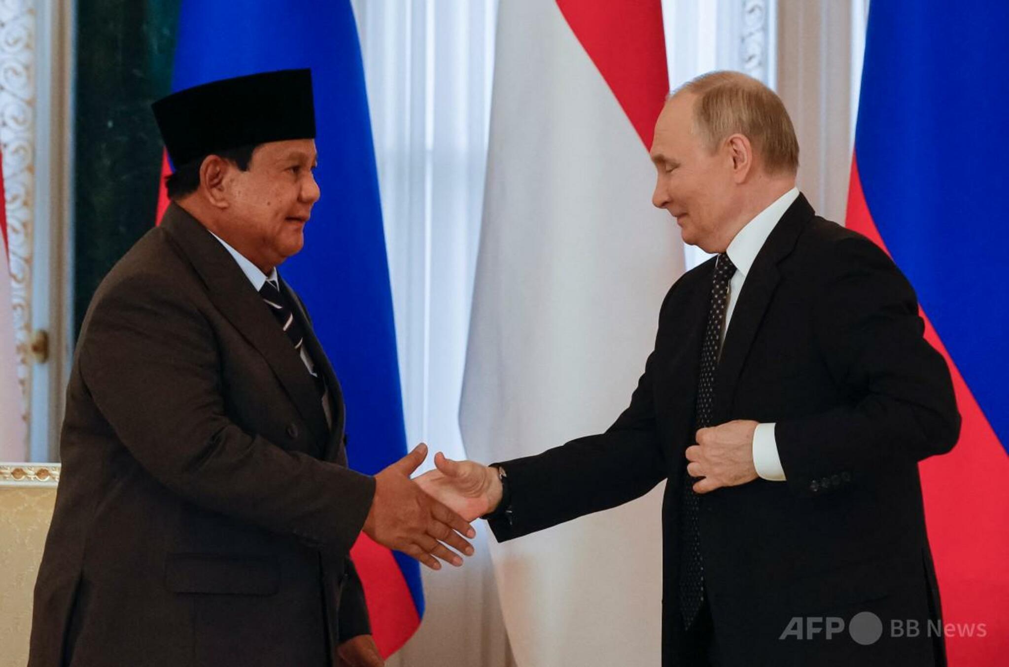 ロシア・サンクトペテルブルクでの会談後、署名式に臨むプーチン大統領（右）とプラボウォ大統領
