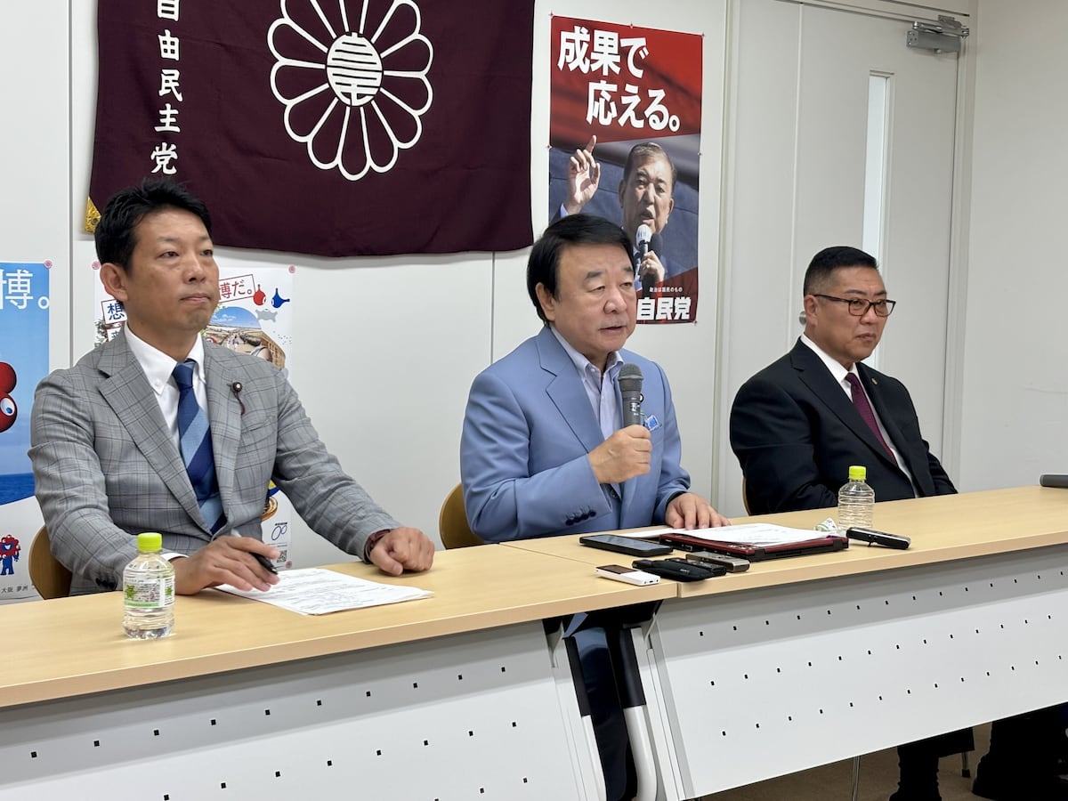 自民党大阪府連の青山繁晴会長（中央）が記者会見で参院選大阪選挙区の公認候補決定について説明（2024年5月11日、大阪市）