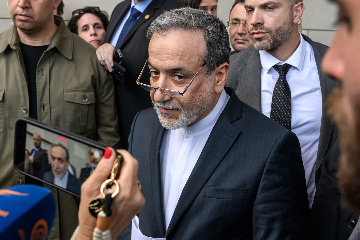 ジュネーブで行われた欧州連合との会談で発言するイランのアラグチ外相（イラン イスラエル 衝突、米国との交渉に関する会見）