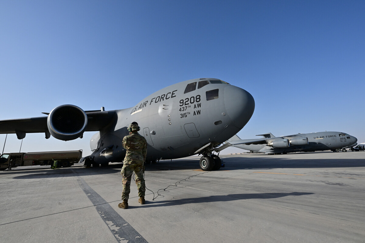 カタールのアルウデイド空軍基地に駐機する米軍機。湾岸諸国における米軍駐留の様子