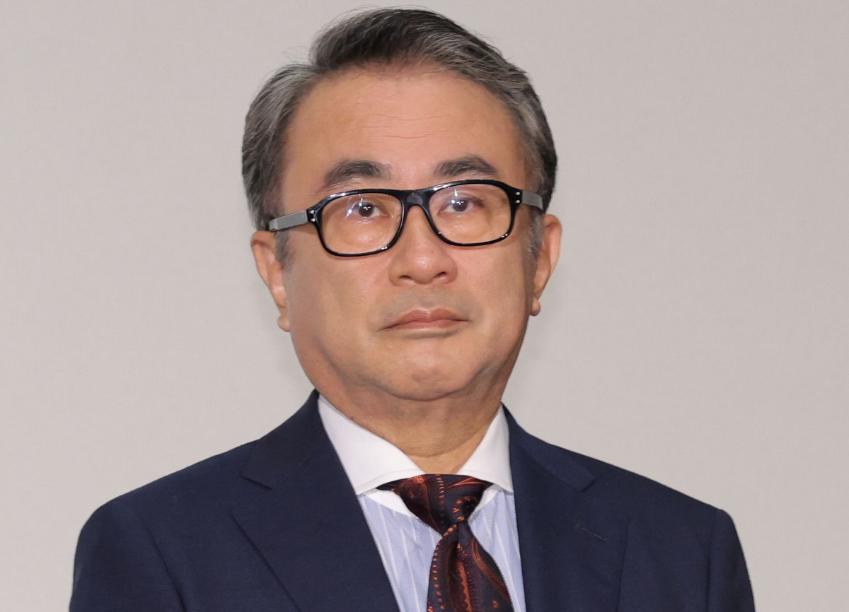 田中圭が深々とお辞儀する隣で、三谷幸喜氏が微妙な表情を浮かべ、小池栄子氏が笑いをこらえている様子