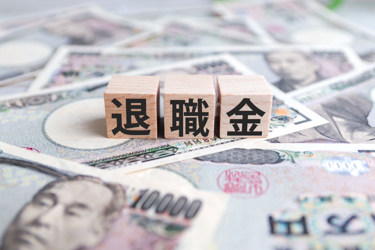 退職金1000万円と貯金1000万円を持つ人が老後資金の運用について悩む様子
