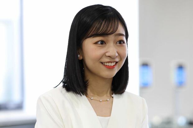 公務での装いの佳子さま：独自のファッションスタイル