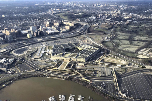 米国防総省（ペンタゴン）建物の外観、日米防衛費協議に関連