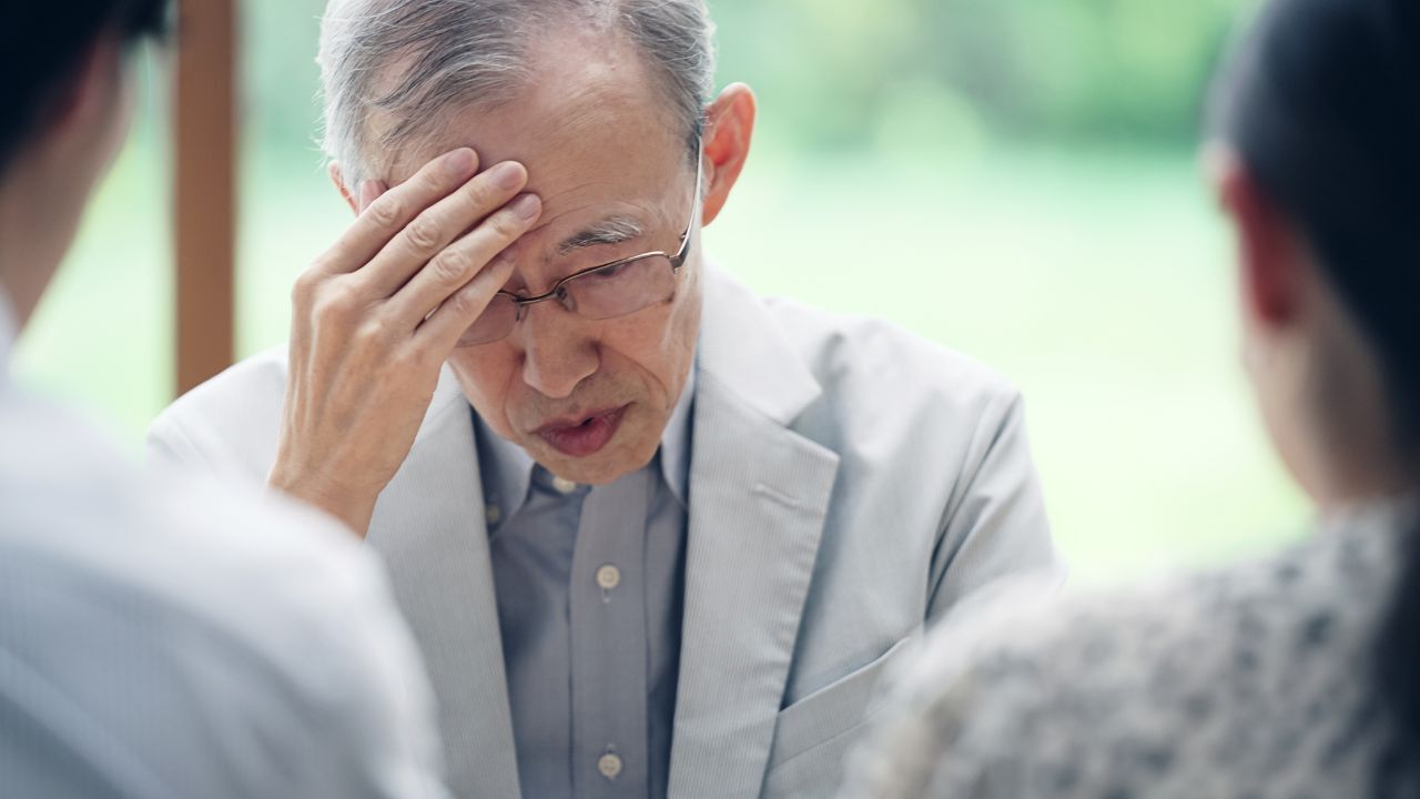 奨学金返済や将来の家計について話し合い、悩む若い夫婦のイメージ