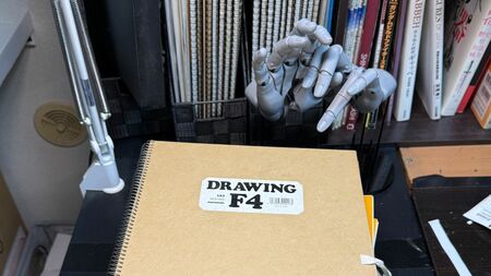 東大卒 斎藤洋介氏のワンルーム。壁際に積み上げられた大量のスケッチブック