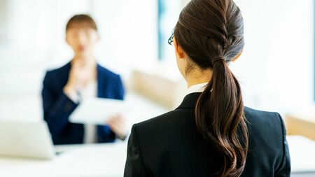 日本の深刻な人手不足、背景にある構造的要因