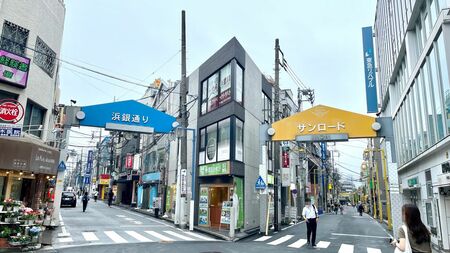 横浜市日吉駅前にある4つの商店街付近を歩く筆者の様子。